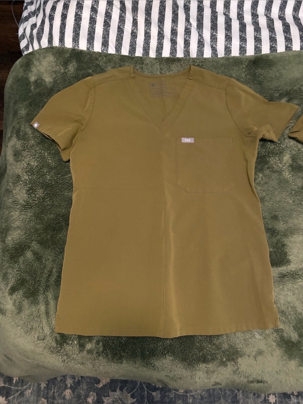 Martini olive figs Catarina scrub top size small
